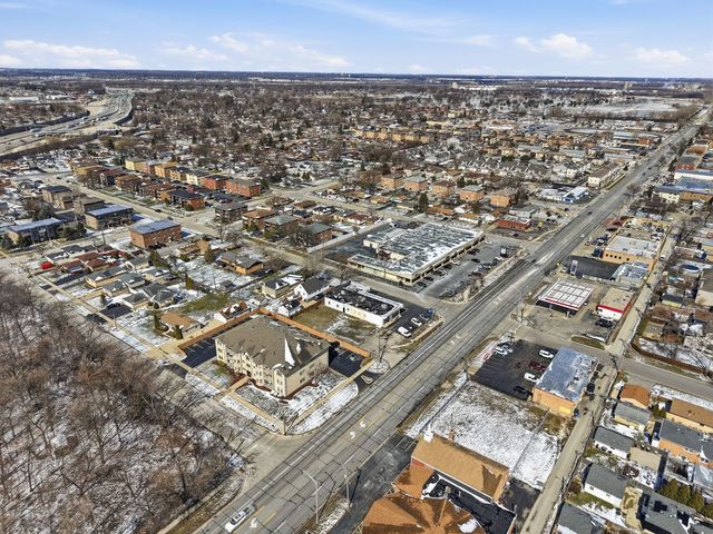 8404 S Roberts Road, Justice, IL 60458