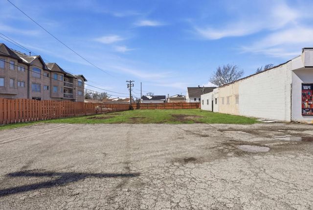 8404 S Roberts Road, Justice, IL 60458