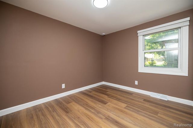 9650 Cooley Lake Road, White Lake, MI 48386
