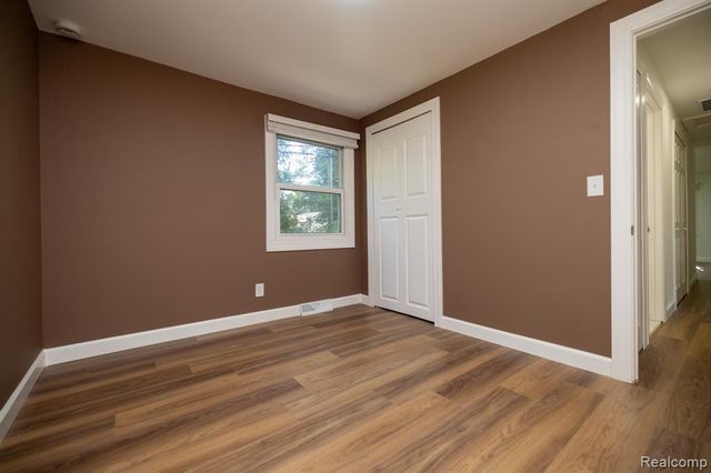 9650 Cooley Lake Road, White Lake, MI 48386