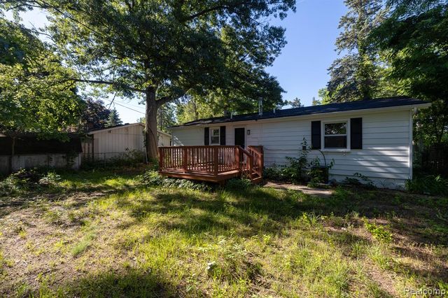 9650 Cooley Lake Road, White Lake, MI 48386