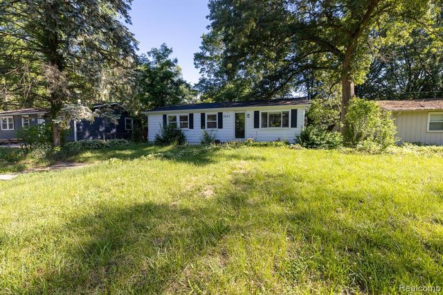 9650 Cooley Lake Road, White Lake, MI 48386