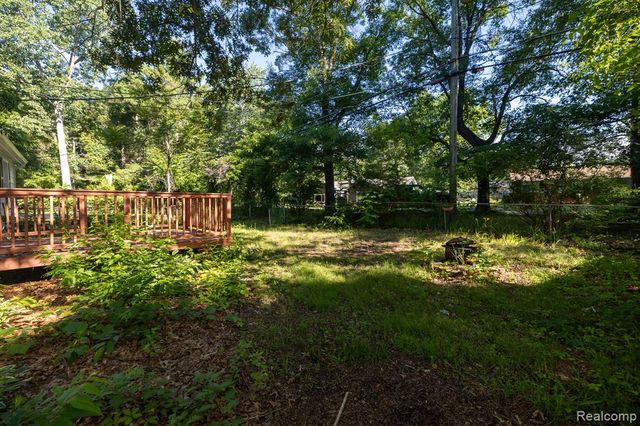 9650 Cooley Lake Road, White Lake, MI 48386