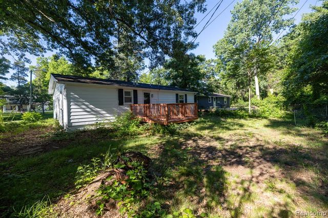 9650 Cooley Lake Road, White Lake, MI 48386