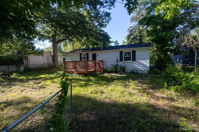 9650 Cooley Lake Road, White Lake, MI 48386