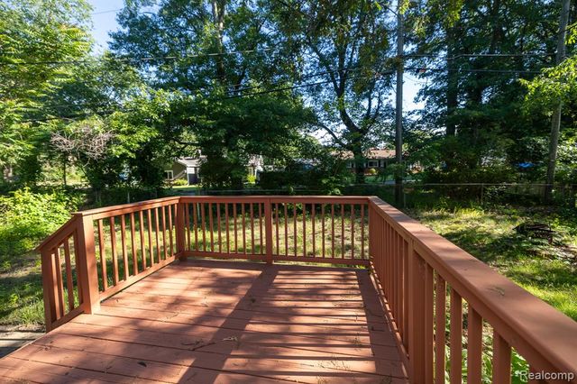 9650 Cooley Lake Road, White Lake, MI 48386