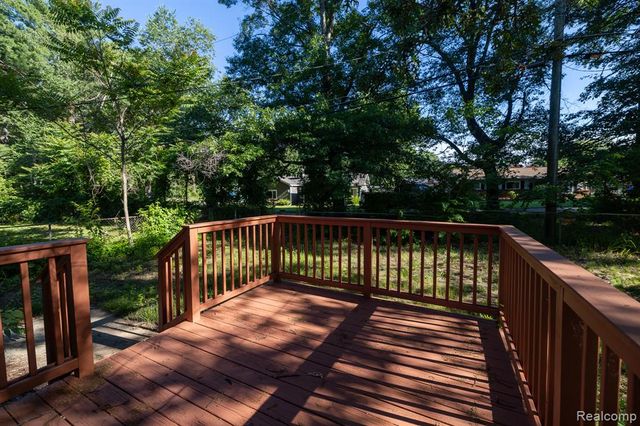 9650 Cooley Lake Road, White Lake, MI 48386