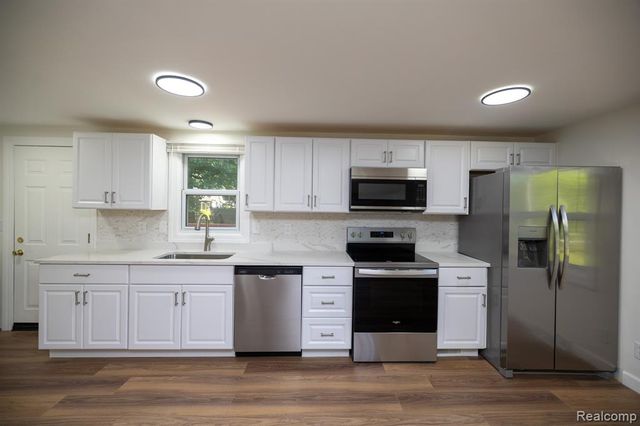 9650 Cooley Lake Road, White Lake, MI 48386