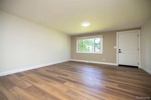 9650 Cooley Lake Road, White Lake, MI 48386