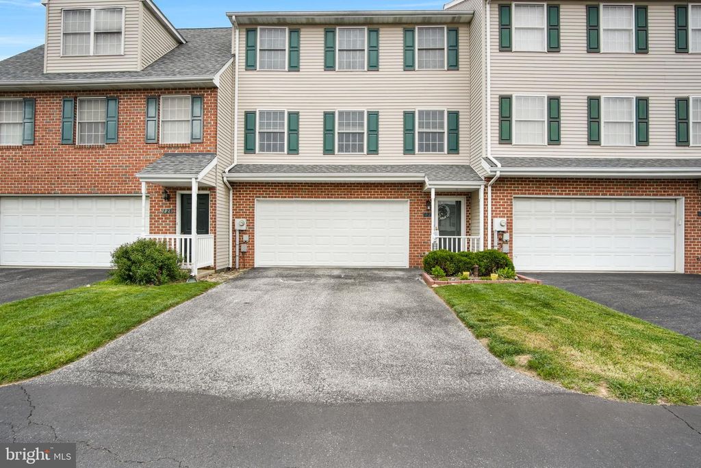 126 COUNTRY RIDGE DR, Red Lion, PA 17356