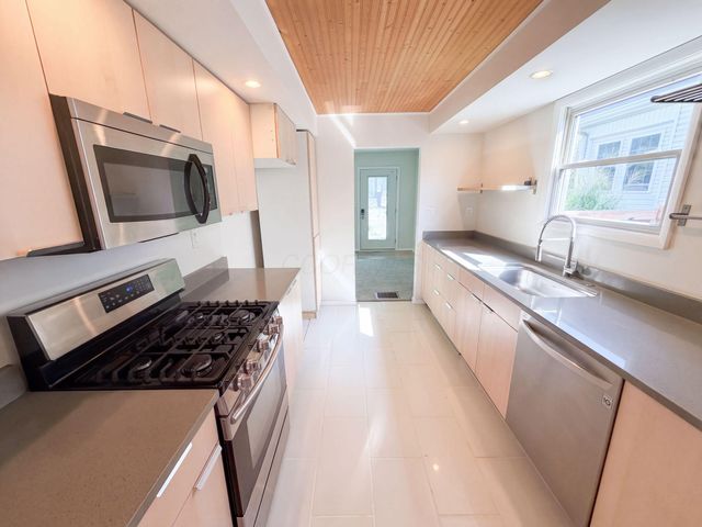 27 W Kenworth Road, Columbus, OH 43214
