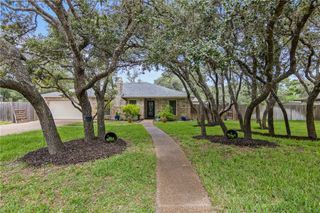 203 Highlands Dr, Rockport, TX 78382