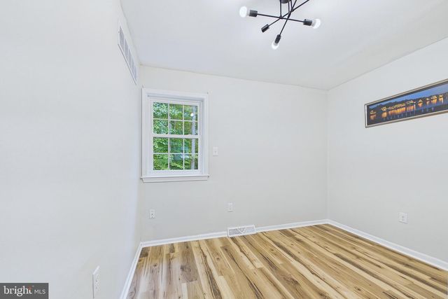545 E HANNA DR, Newark, DE 19702