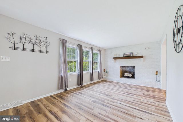 545 E HANNA DR, Newark, DE 19702
