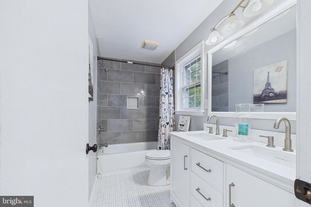 545 E HANNA DR, Newark, DE 19702