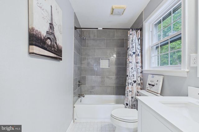 545 E HANNA DR, Newark, DE 19702