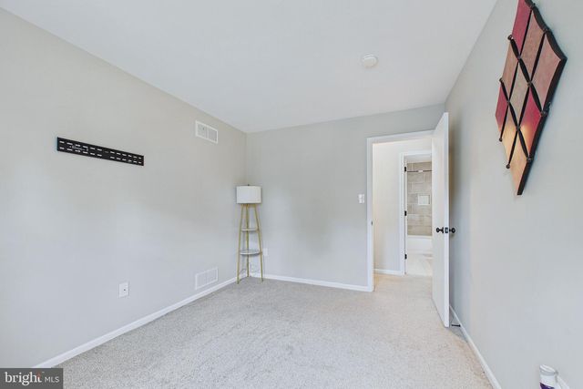 545 E HANNA DR, Newark, DE 19702