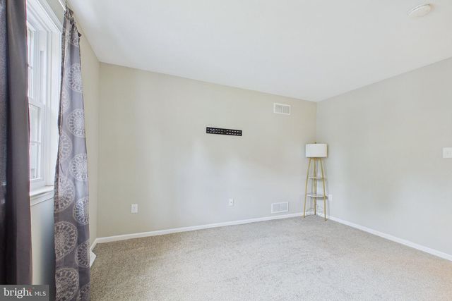 545 E HANNA DR, Newark, DE 19702