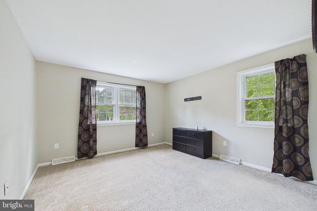 545 E HANNA DR, Newark, DE 19702