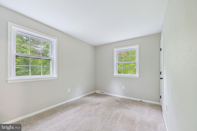 545 E HANNA DR, Newark, DE 19702