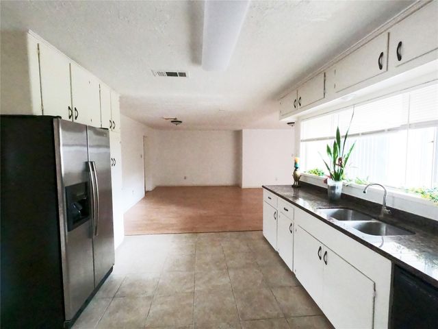 5231 Beechnut Street, Houston, TX 77096