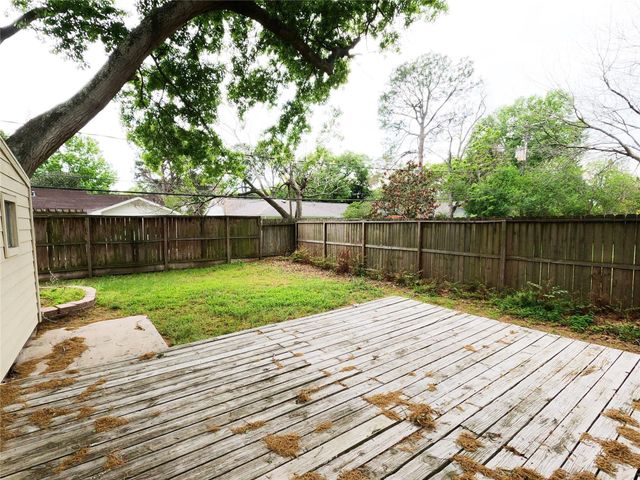 5231 Beechnut Street, Houston, TX 77096