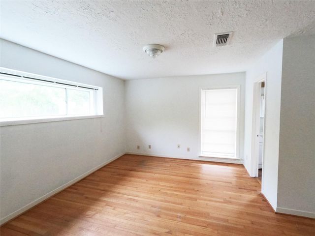 5231 Beechnut Street, Houston, TX 77096