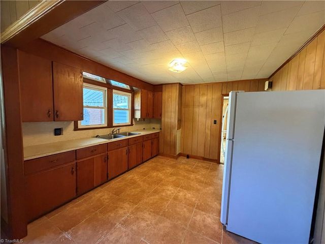 813 W Main Street, Yadkinville, NC 27055