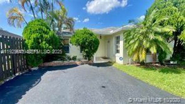 5722 NW 101st Ct, Doral, FL 33178