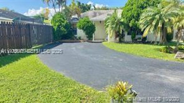 5722 NW 101st Ct, Doral, FL 33178