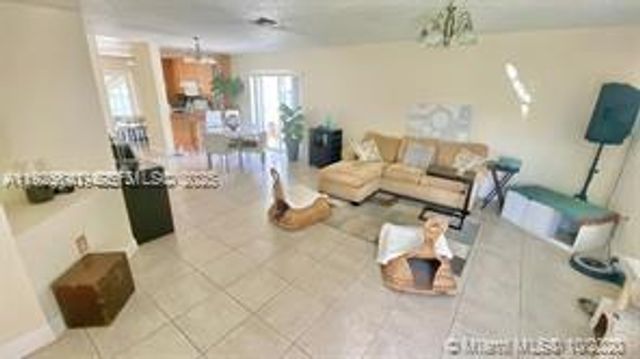 5722 NW 101st Ct, Doral, FL 33178