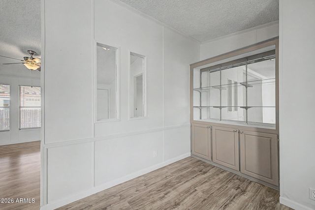 8427 W GLENDALE Avenue 210, Glendale, AZ 85305