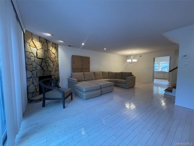 7 Village Lane, Woodbury, NY 11797