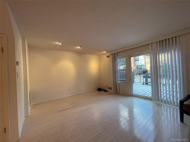 7 Village Lane, Woodbury, NY 11797