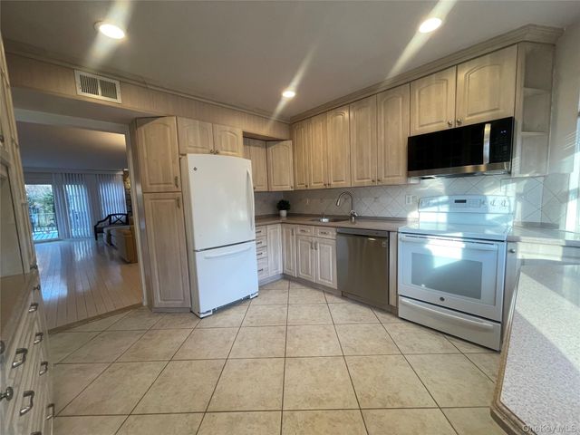 7 Village Lane, Woodbury, NY 11797