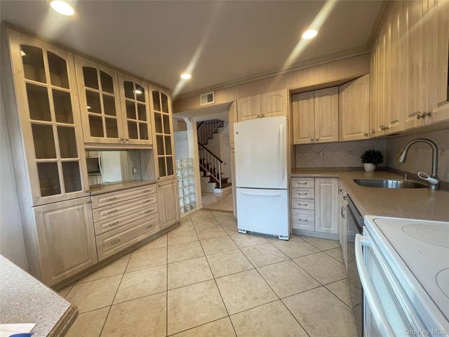 7 Village Lane, Woodbury, NY 11797