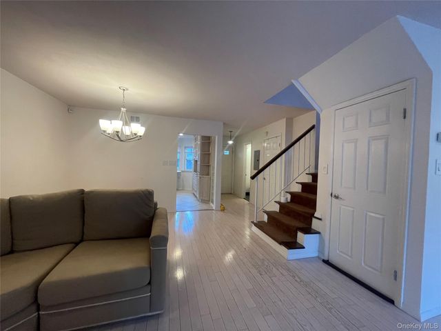 7 Village Lane, Woodbury, NY 11797