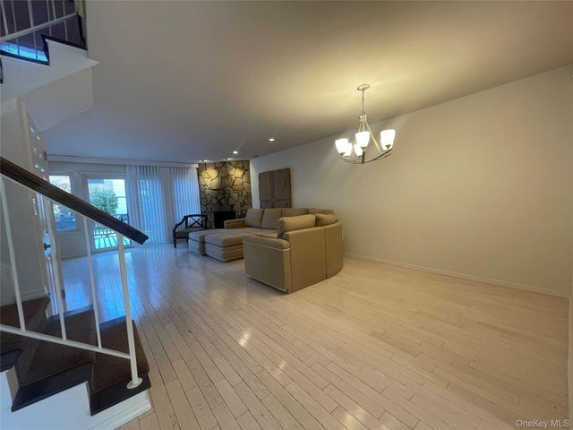 7 Village Lane, Woodbury, NY 11797