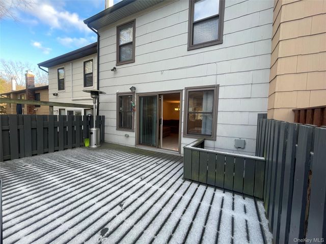 7 Village Lane, Woodbury, NY 11797