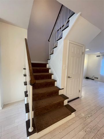 7 Village Lane, Woodbury, NY 11797