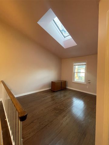 7 Village Lane, Woodbury, NY 11797