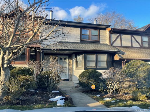 7 Village Lane, Woodbury, NY 11797