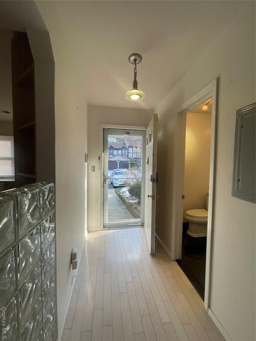 7 Village Lane, Woodbury, NY 11797