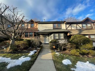 7 Village Lane, Woodbury, NY 11797