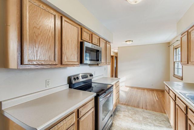 80 Sherrie Lane, Woodbury, MN 55125