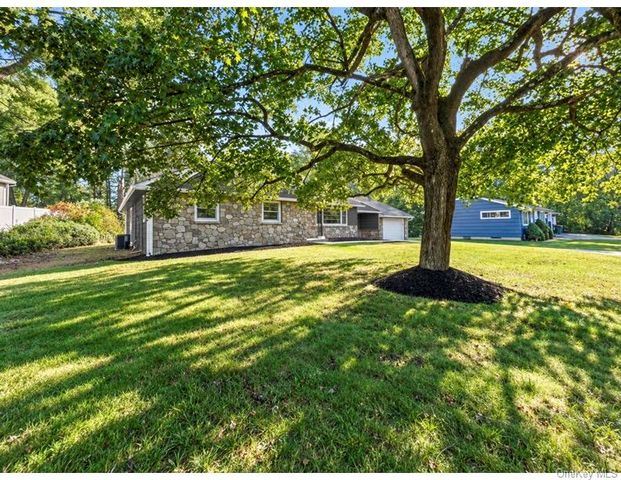 1 Norah Lane, Hyde Park, NY 12538
