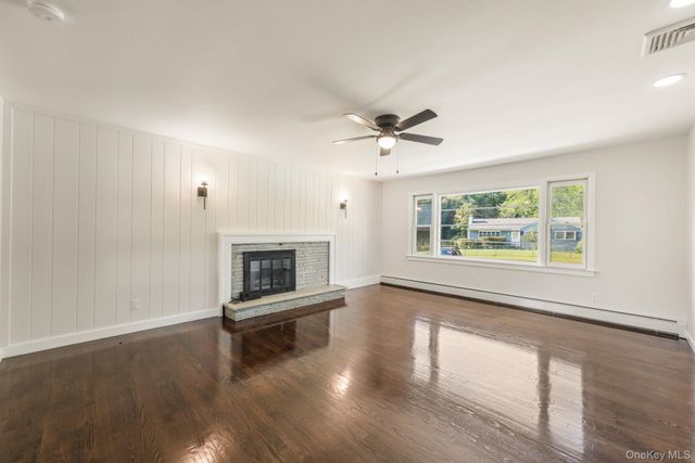 1 Norah Lane, Hyde Park, NY 12538