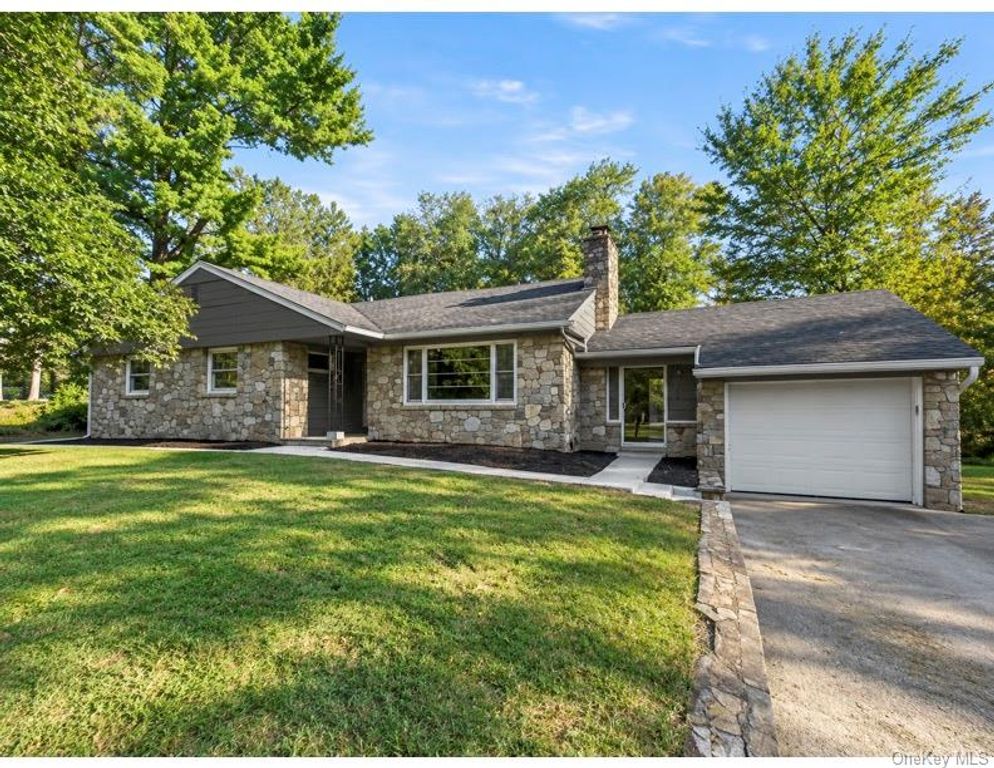 1 Norah Lane, Hyde Park, NY 12538