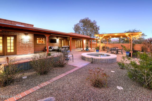 8230 E Ridgewood Drive, Tucson, AZ 85750