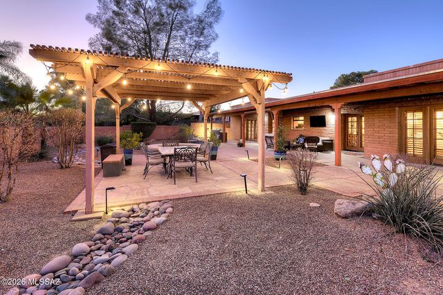 8230 E Ridgewood Drive, Tucson, AZ 85750